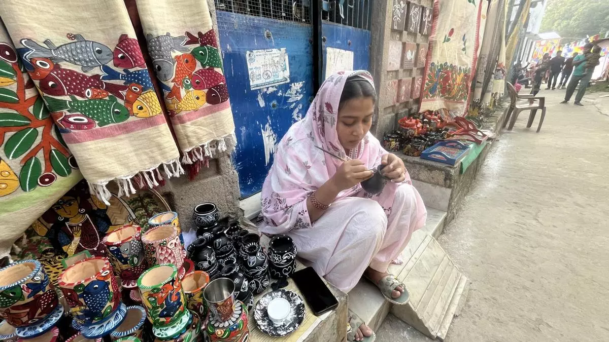 Patuas are now painting on household articles such as trays, coasters, mugs, kettles. These are popular and lucrative and help to keep the tradition alive.