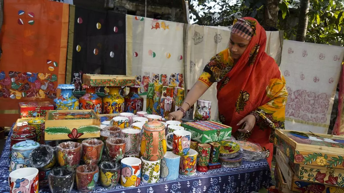 Patuas are now painting on household articles such as trays, coasters, mugs, kettles. These are popular and lucrative and help to keep the tradition alive.