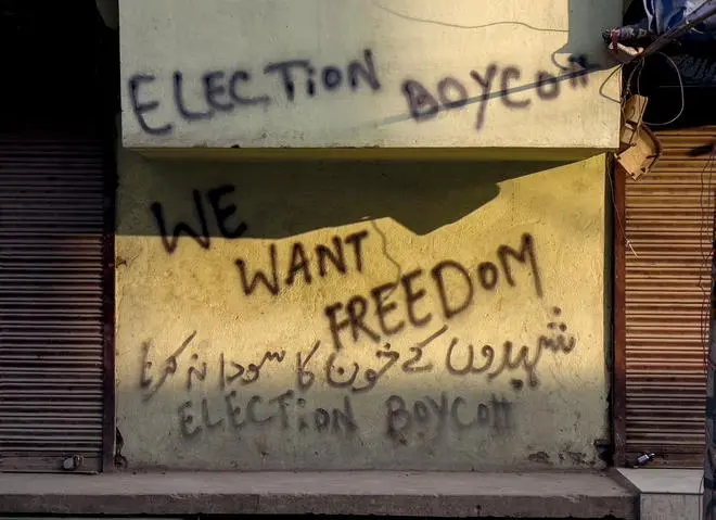 A graffiti in Srinagar’s Mehjoor Nagar area, stating Shaheedun ke khoon ka sauda na karna (“Don’t sell the blood of the martyrs”) A graffiti in Srinagar’s Mehjoor Nagar area, stating Shaheedun ke khoon ka sauda na karna (“Don’t sell the blood of the martyrs”)