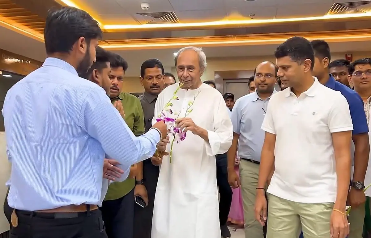 नवीन पटनायक को 21 अगस्त को भुवनेश्वर के अस्पताल से छुट्टी मिल रही है, उनके साथ वीके पांडियन भी मौजूद हैं। 2024 की करारी हार के बावजूद पांडियन की बीजेडी नेता से लगातार नजदीकी पार्टी सहयोगियों को रास नहीं आ रही है।  