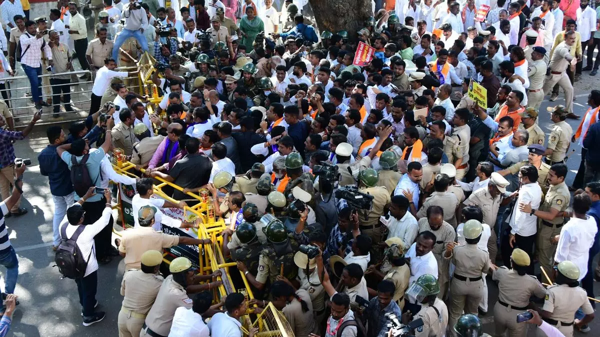 KARNATAKA | Congress’ Priyank Kharge Under Heat Over Alleged Ties to Contractor’s Suicide