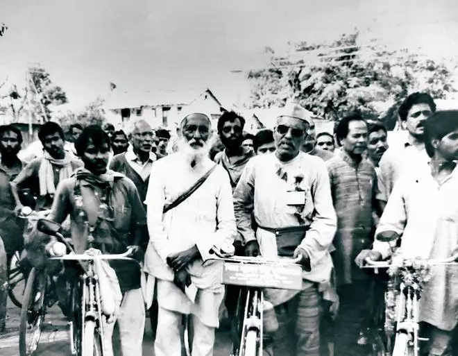 September 1991: Sunderlal Bahuguna leads the cycle rally from Ganga Sagar to Gangotri to raise awareness about the protests against the construction of the Tehri dam on the Bhagirati.