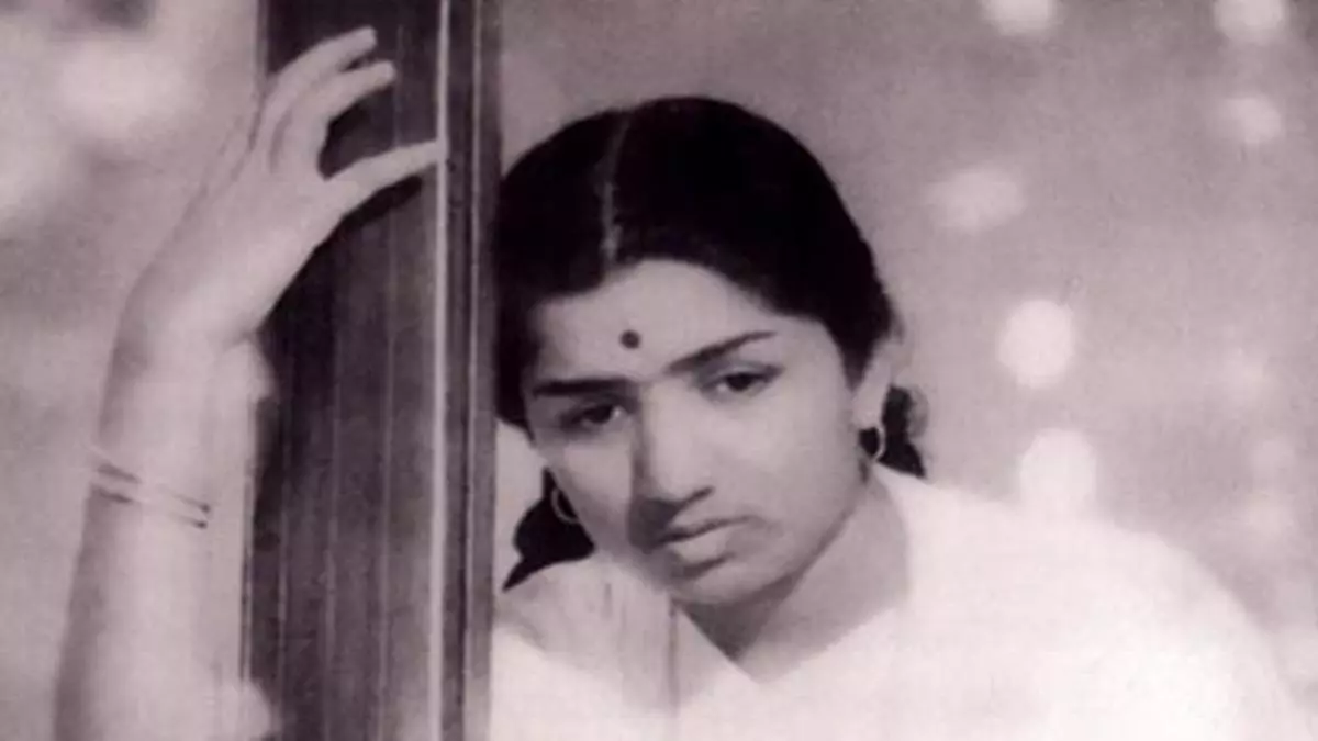 1949: Lata Mangeshkar arrives as the voice of India