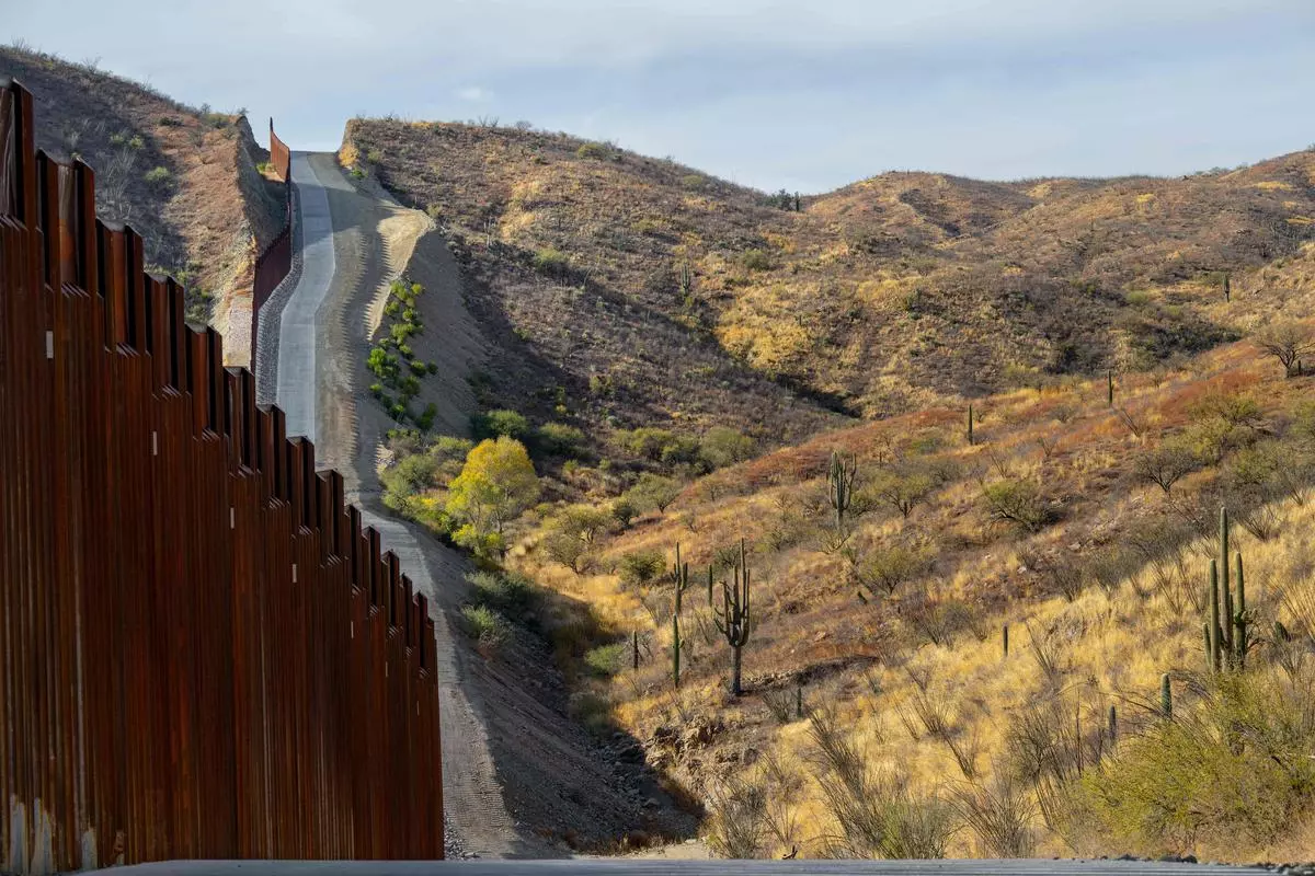 Donald Trump proposes to continue his hardline migration policies upon returning to office. In picture, a section of fencing on the Mexico border in Ruby, Arizona. 