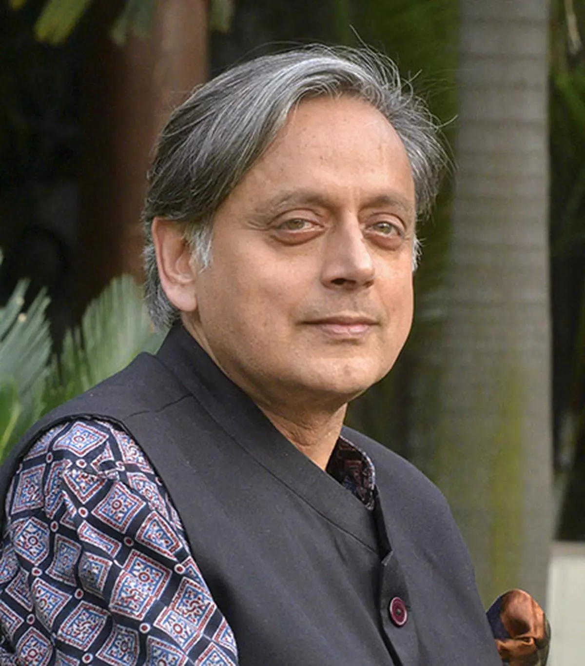 shashi tharoor: Taken aback by 'attack' on Mahua Moitra; urge people to  'lighten up': Tharoor - The Economic Times