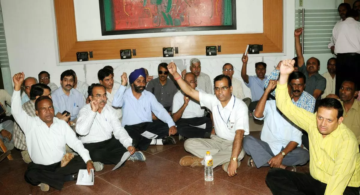 BSNL employees on strike to protest against proposals of divestment and voluntary retirement, in New Delhi on April 20, 2010.