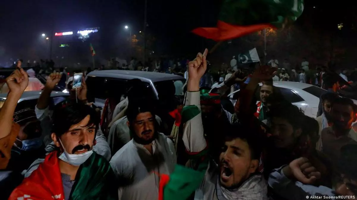 Pakistan deploys army amid pro-Imran Khan march