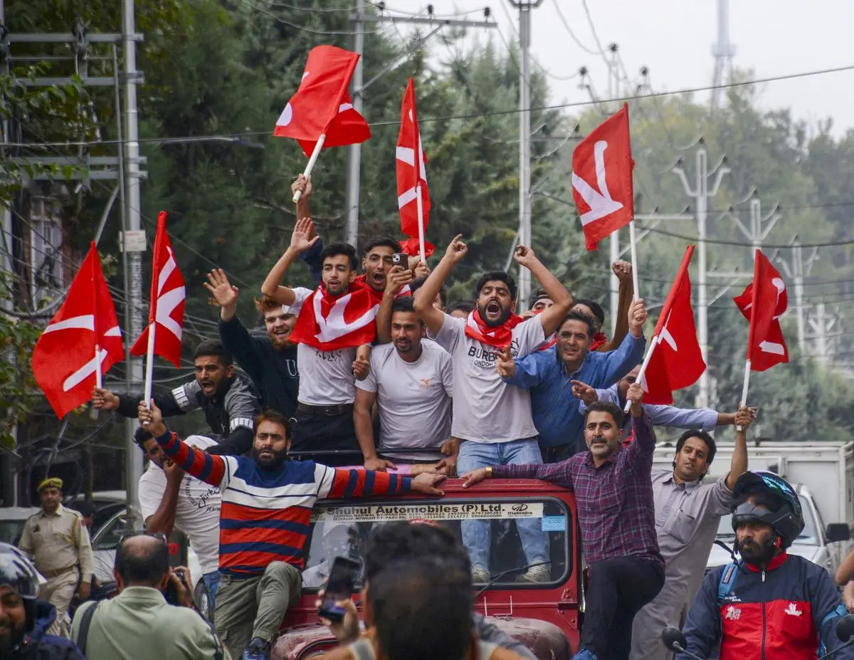 8 अक्टूबर को श्रीनगर में जम्मू-कश्मीर विधानसभा चुनाव में पार्टी की जीत पर नेशनल कॉन्फ्रेंस समर्थक जश्न मनाते हुए।