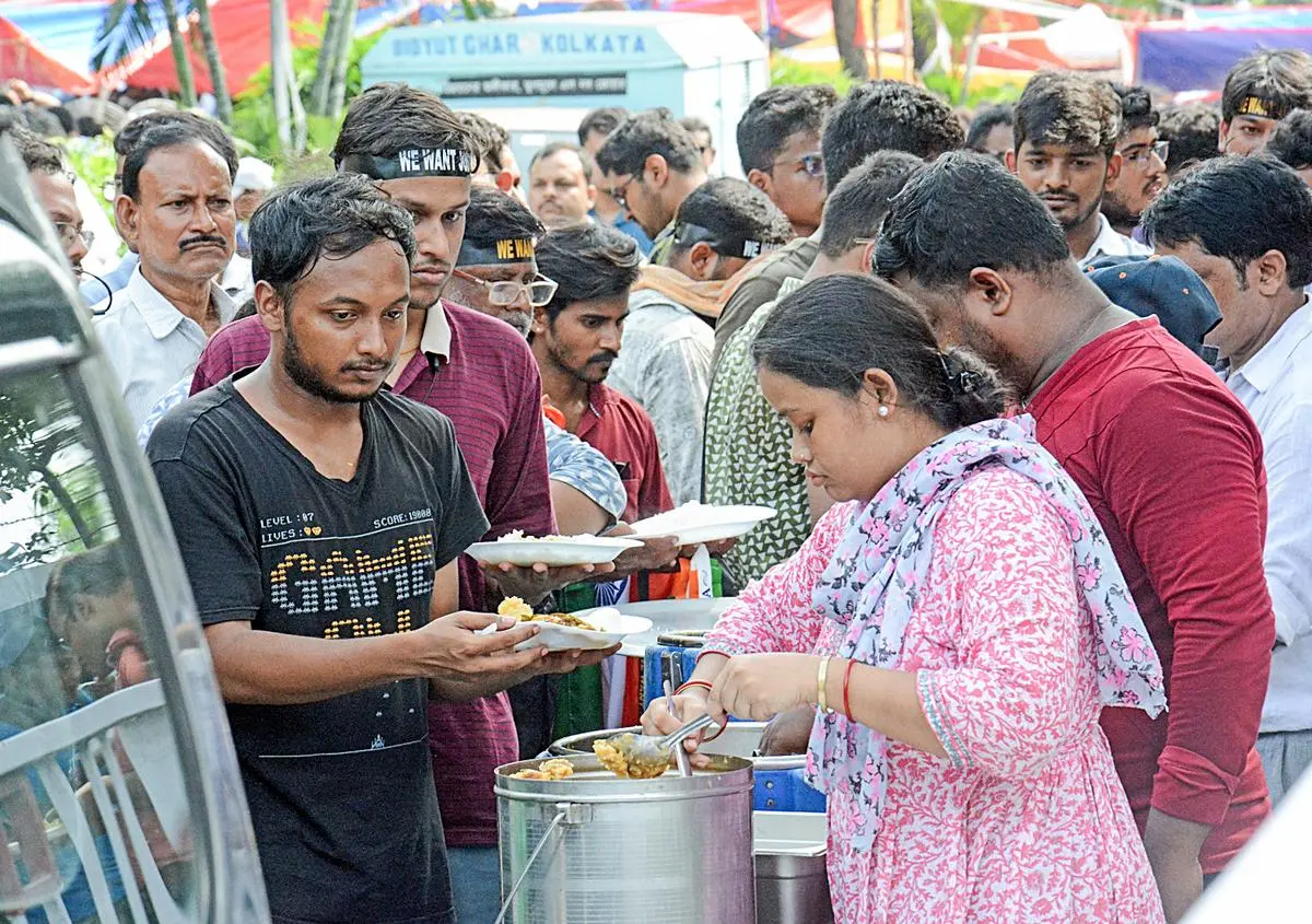 Community-based organisations distribute food to the junior doctors protesting for justice for the postgraduate trainee doctor who was raped and killed at RG Kar Hospital, in Kolkata, on September 13, 2024. Community-based organisations distribute food to the junior doctors protesting for justice for the postgraduate trainee doctor who was raped and killed at RG Kar Hospital, in Kolkata, on September 13, 2024.