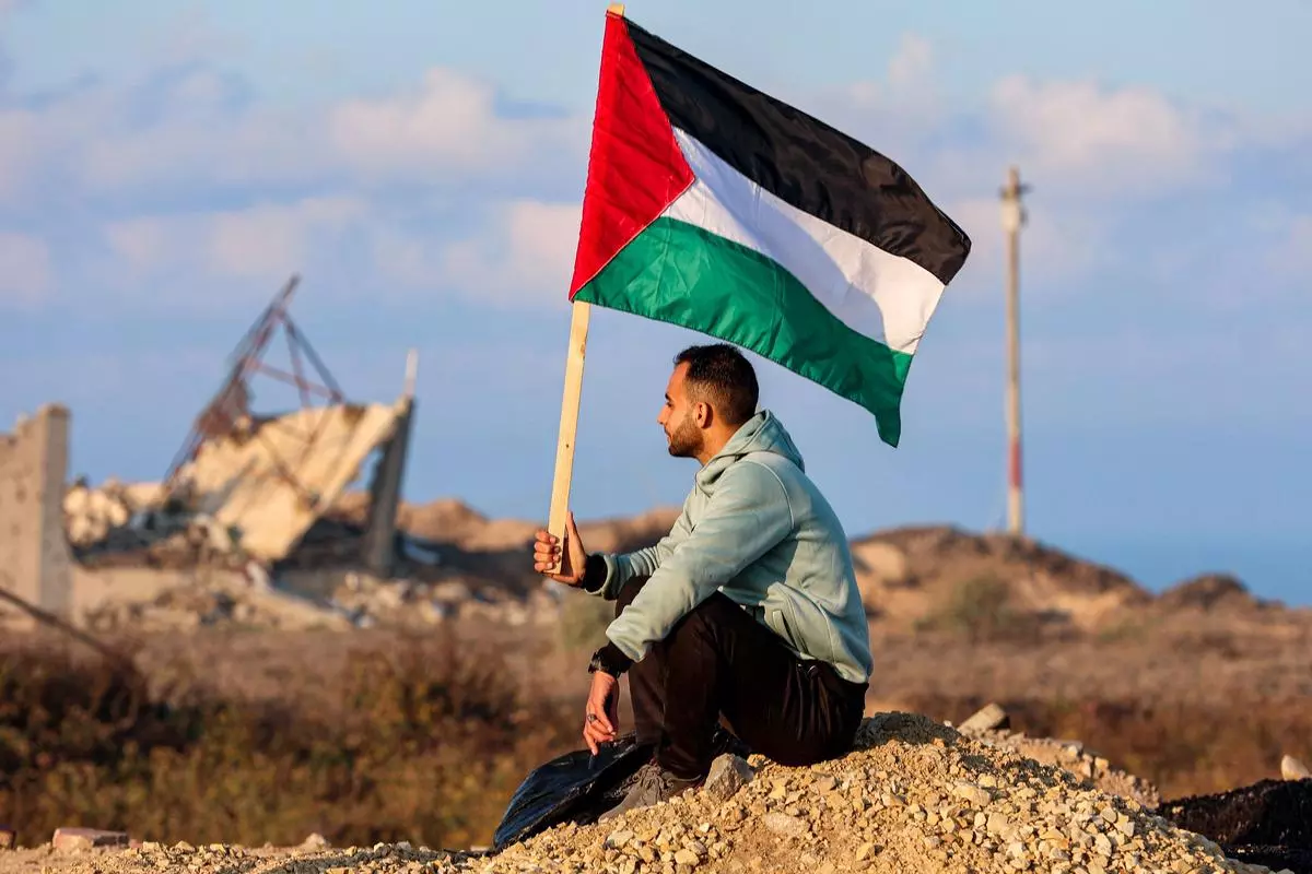 A man watching the evacuation Gazan crossing the corridor of Netzarim. Without a Palestinian state, there would be no real 