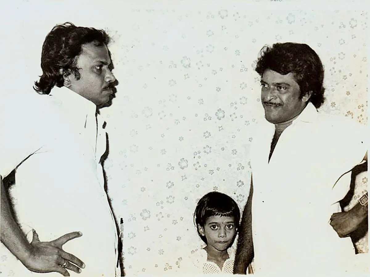 MT Vasudevan Nair with director Hariharan during the shooting of the film Valarthu Mrigangal (1981). 