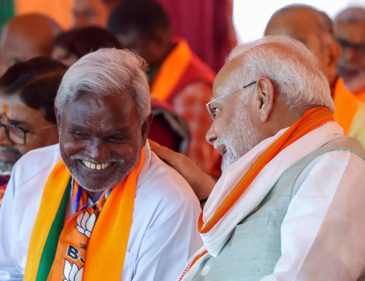 Prime Minister Narendra Modi and former Jharkhand CM and BJP candidate from Saraikela assembly constituency Champai Soren at a public meeting for the Jharkhand Assembly election, in Chaibasa on November 4.