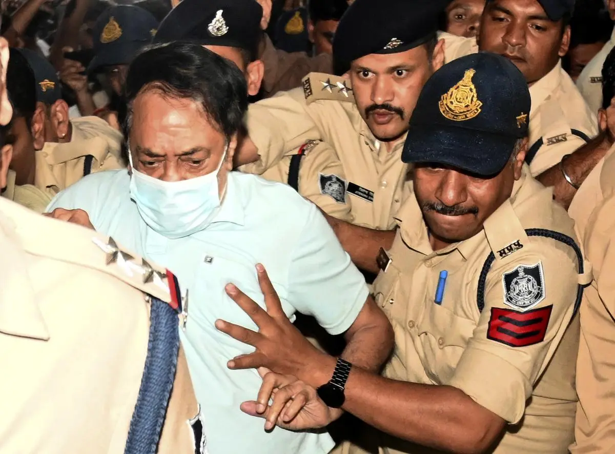 Ranganathan Govindan, owner of Sresan Pharmaceutical, which manufactured Coldrif, being taken to a court in Chhindwara, on October 10.  