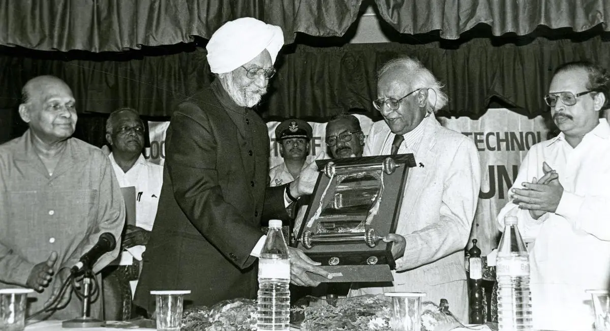 Kerala Governor, Sukhdev Singh Kang, with Sociologist, M.N. Srinivas. Kerala Governor, Sukhdev Singh Kang, with Sociologist, M.N. Srinivas.