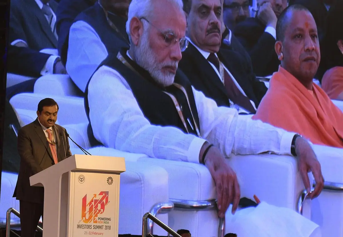 Se han establecido comparaciones entre el Grupo Adani de la India y los chaebols de Corea del Sur. En la imagen, Gautam Adani se dirige a la Cumbre de Inversores de Uttar Pradesh 2018, a la que asistió el primer ministro Narendra Modi, en Lucknow, el 21 de febrero de 2018.