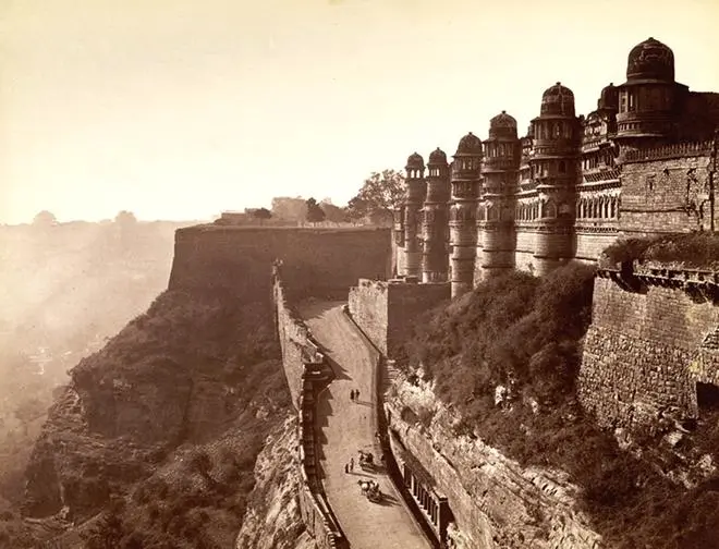 Raja Deen Dayal, “The main entrance and Man Mandir of the Gwalior Fort”, c. 1882 (in present-day Madhya Pradesh). Raja Deen Dayal, “The main entrance and Man Mandir of the Gwalior Fort”, c. 1882 (in present-day Madhya Pradesh).