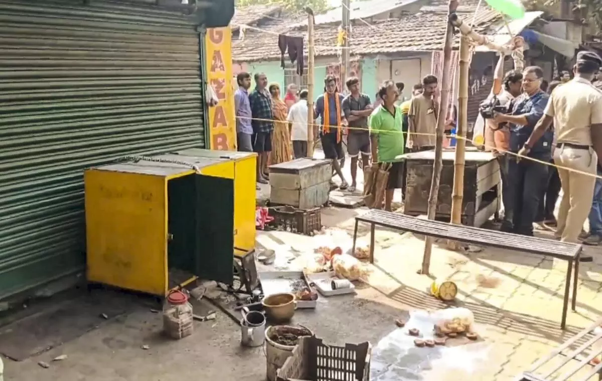 जगद्दल बस स्टैंड के पास टीएमसी के पूर्व वार्ड अध्यक्ष अशोक साहू की गोली मारकर हत्या कर दी गई। हाल ही में बिहार के पप्पू चौधरी गिरोह द्वारा तृणमूल नेता सुशांत घोष पर असफल हमला, उसके बाद भाटपारा में अशोक साहू की हत्या, यह उजागर करती है कि कैसे संपत्ति विवाद और राजनीतिक प्रतिशोध अब संगठित अपराध के साथ जुड़ गए हैं। 