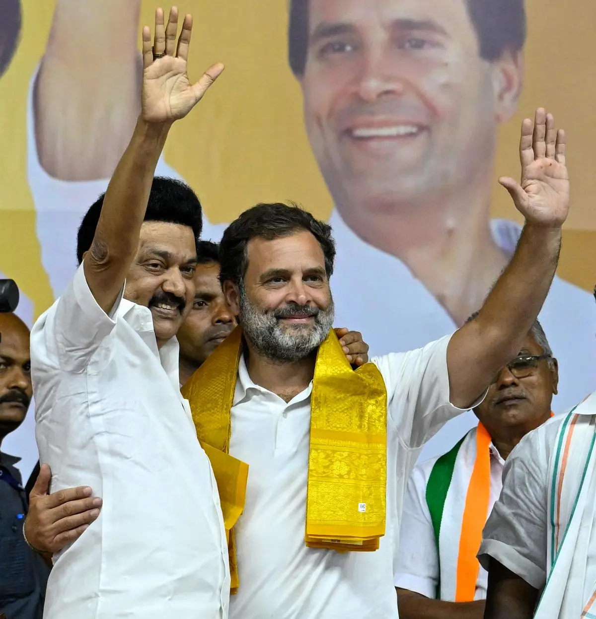 तमिलनाडु के मुख्यमंत्री और द्रविड़ मुन्नेट्रा कज़ागम के अध्यक्ष एमके स्टालिन कांग्रेस नेता राहुल गांधी के साथ 12 अप्रैल, 2024 को कोयंबटूर में एक चुनावी बैठक में।