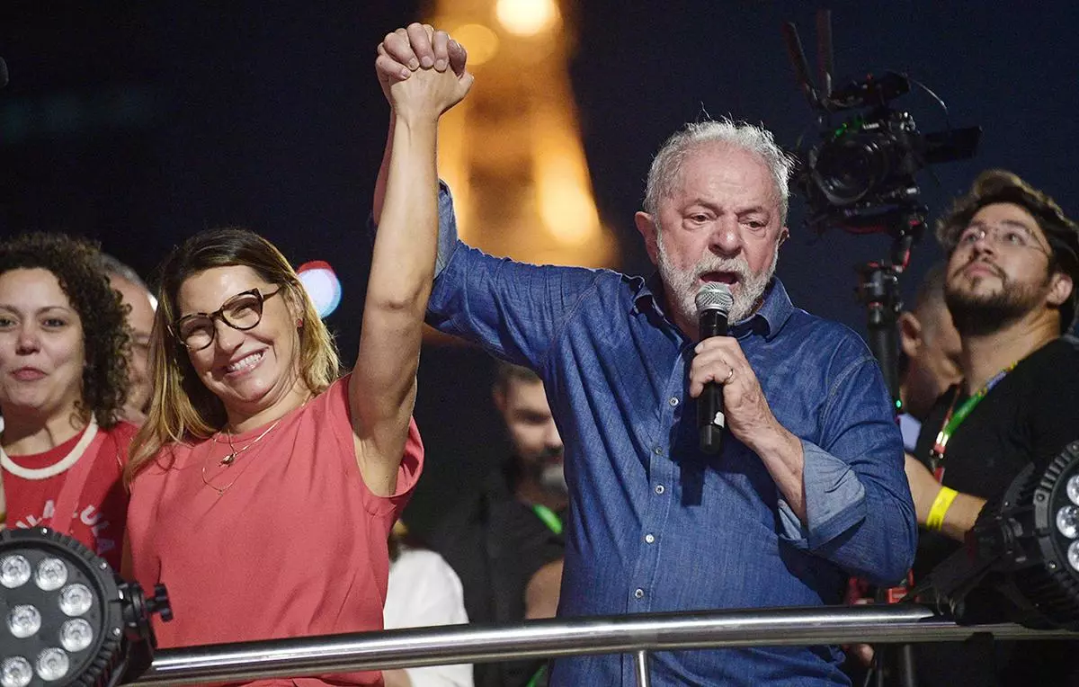 Brazilian president Luiz Inacio Lula da Silva holds the hand of his wife, Rosangela “Janja” da Silva, while delivering a speech to supporters at the Paulista avenue after winning the presidential run-off election, in Sao Paulo, Brazil, on October 30, 2022.