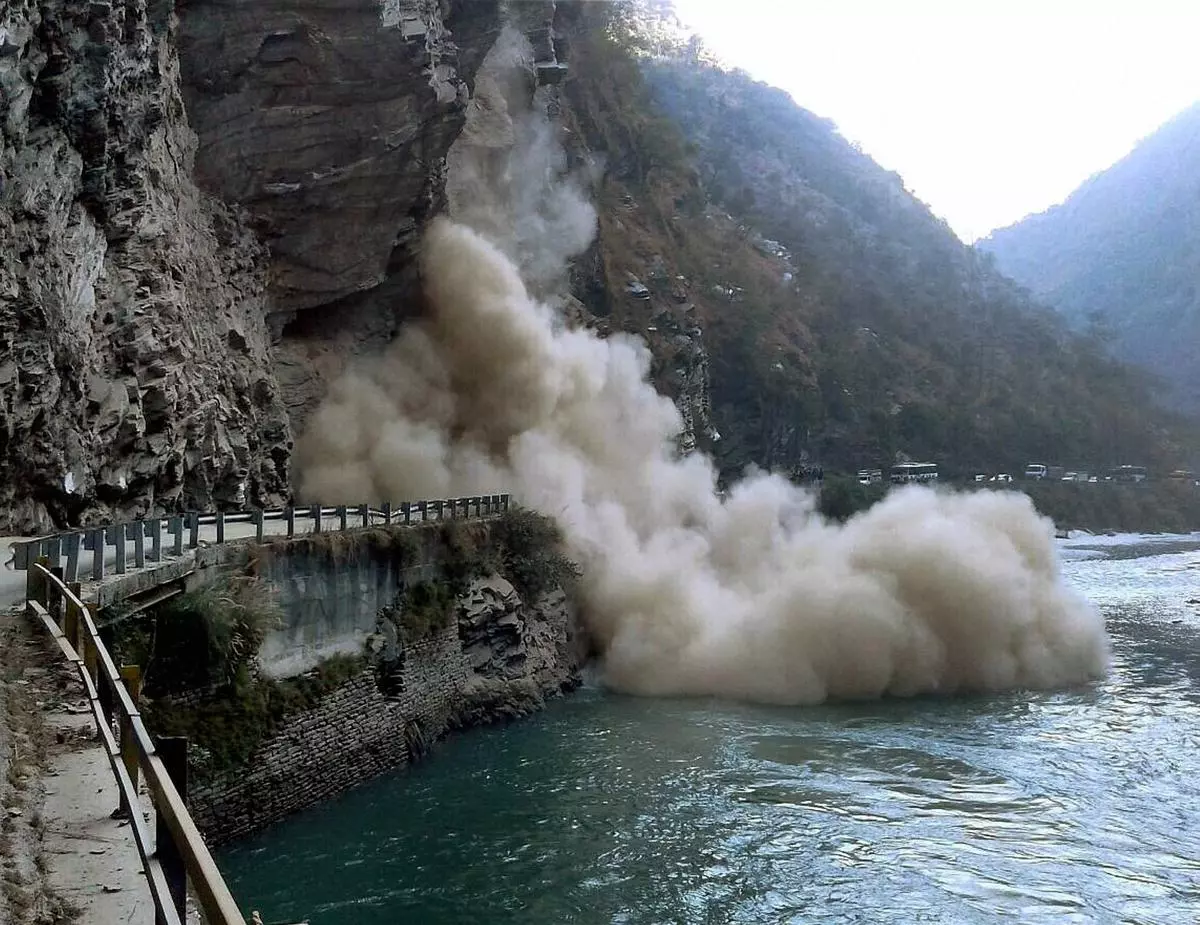 Debris falling into Beas river after a landslide at Rains Nala on Kullu road in 2021. 