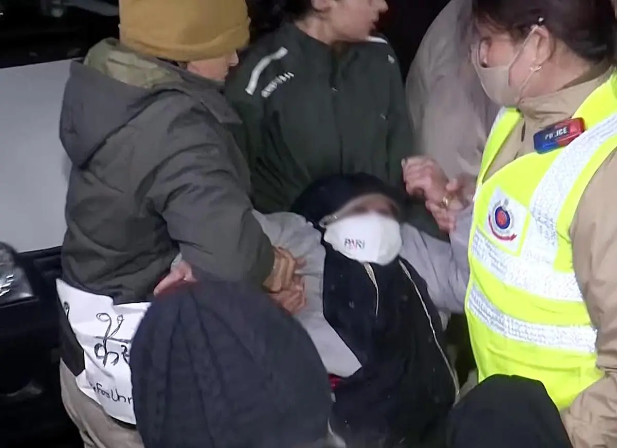 Delhi Police detain the Unnao rape survivor during her protest against the Delhi High Court’s order suspending Kuldeep Singh Sengar’s sentence at India Gate, New Delhi, on December 23, 2025.