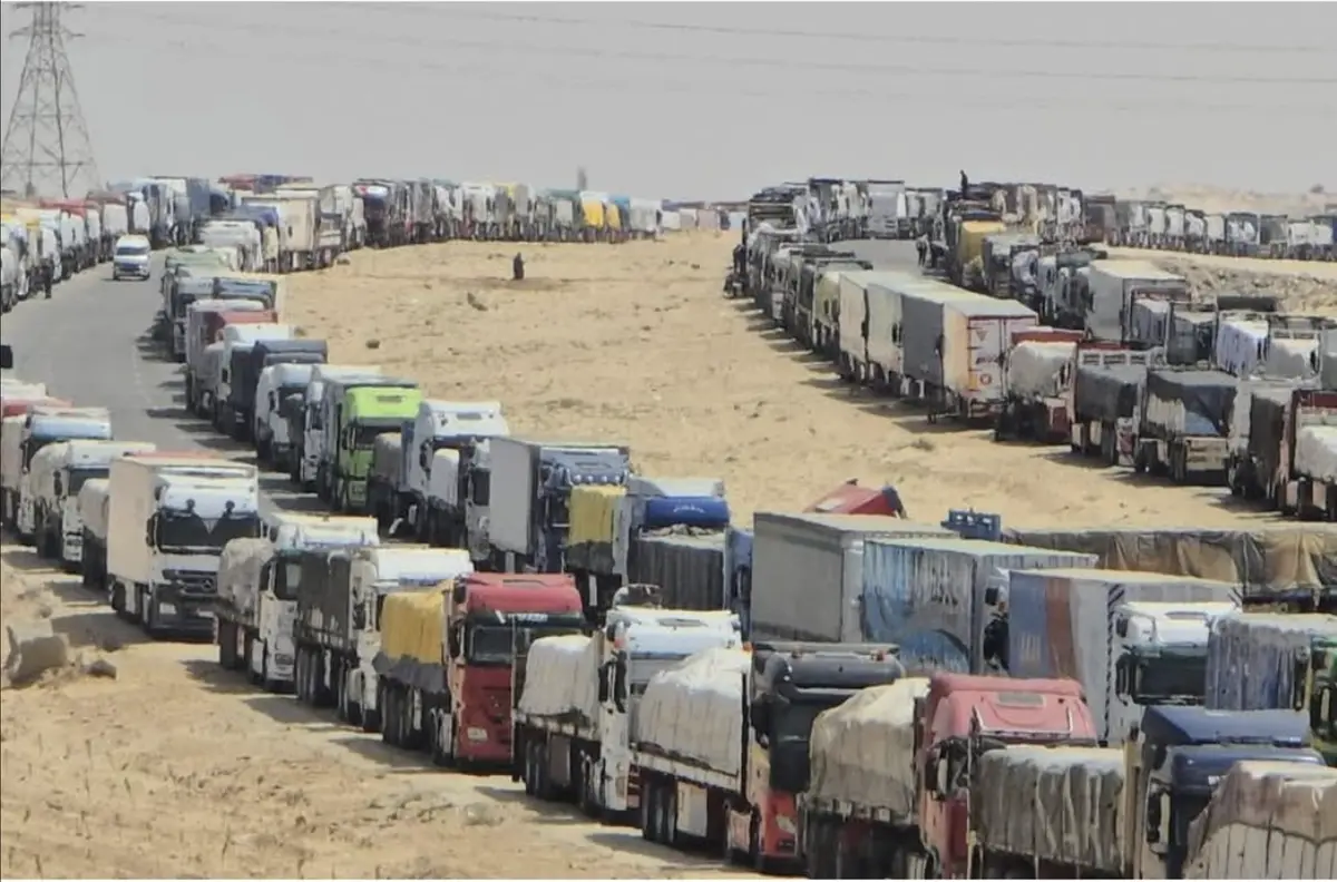 रफह सीमा पर ट्रक। राफह से लेकर अरिश तक, गाजा के अंदर भोजन और चिकित्सा के काफिले अभी भी खड़े हैं, भूख और कुपोषण का दावा है कि सादे दृष्टि में रहता है।