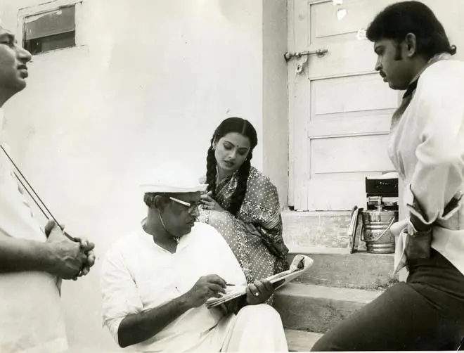 While shooting Khubsoorat, with Rekha and Rakesh Roshan. While shooting Khubsoorat, with Rekha and Rakesh Roshan.