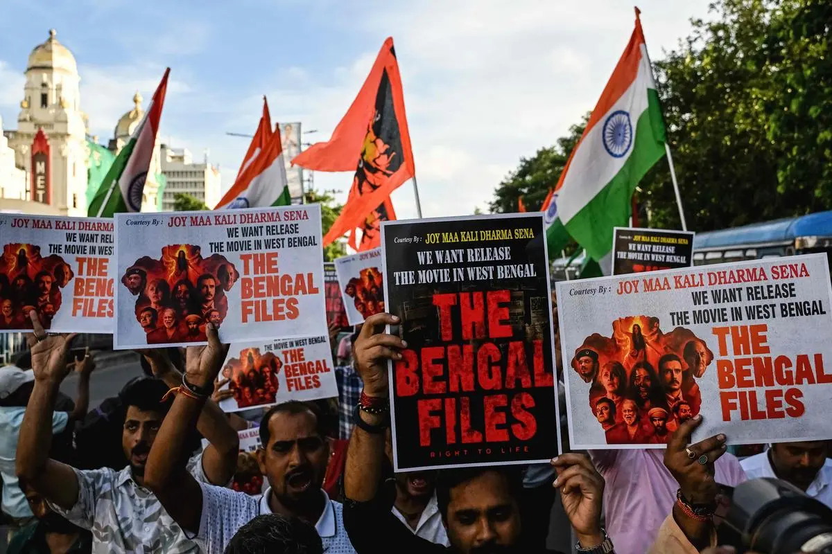 कार्यकर्ता फिल्म के पोस्टर बंगाल फाइलों के पोस्टर आयोजित करते हैं क्योंकि वे 18 अगस्त को कोलकाता में एक स्क्रीनिंग में एक स्क्रीनिंग में बाधित होने के बाद पश्चिम बंगाल राज्य सरकार की निंदा करने के विरोध के दौरान नारे लगाए थे।