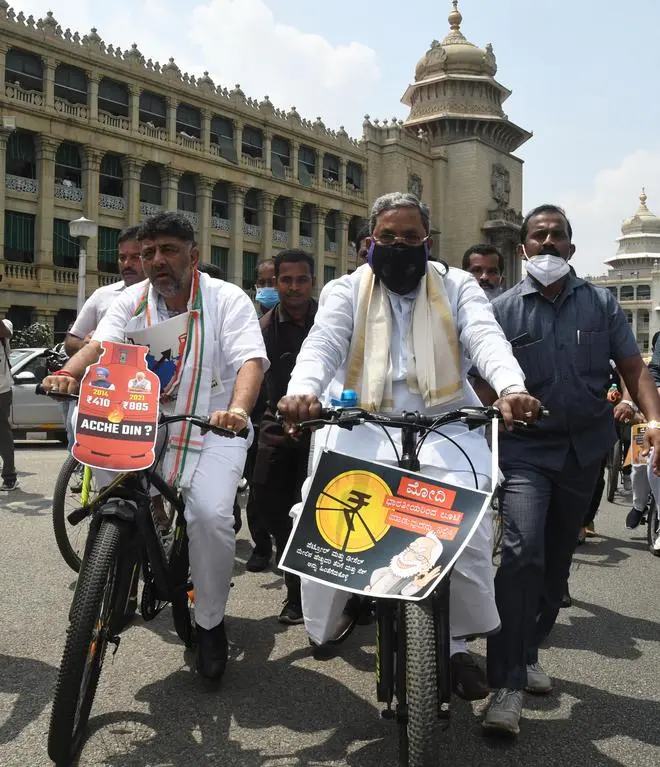 Karnataka Congress leaders D.K. Shivakumar and Siddaramaiah protesting against the Central government, in Bengaluru on September 20, 2021. Kerala and Karnataka are the two southern States where the Congress, either on its own or in alliance, can still pose a challenge. Karnataka Congress leaders D.K. Shivakumar and Siddaramaiah protesting against the Central government, in Bengaluru on September 20, 2021. Kerala and Karnataka are the two southern States where the Congress, either on its own or in alliance, can still pose a challenge.
