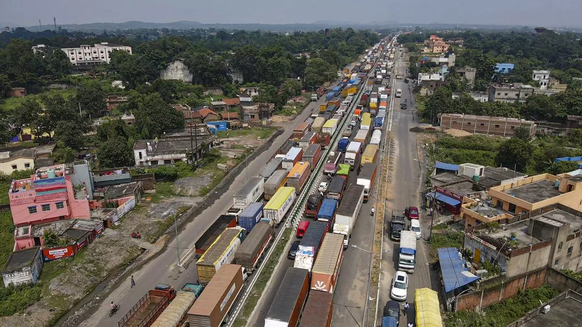 Trucks stranded on National Highway 19 on September 20 after West Bengal sealed its border with Jharkhand. 