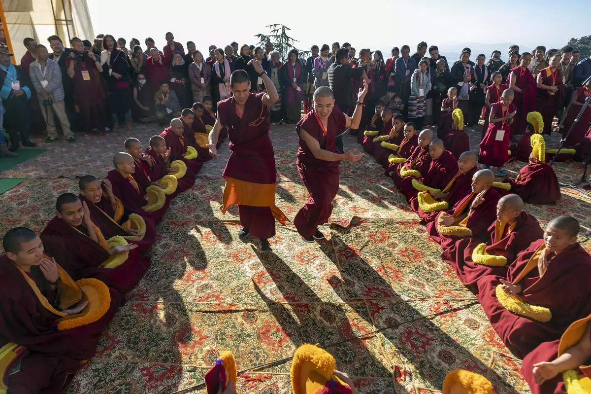 Des moines bouddhistes tibétains exilés effectuent un débat sur la dialectique bouddhiste au monastère de Kirti à Dharamshala, en décembre 2019. 