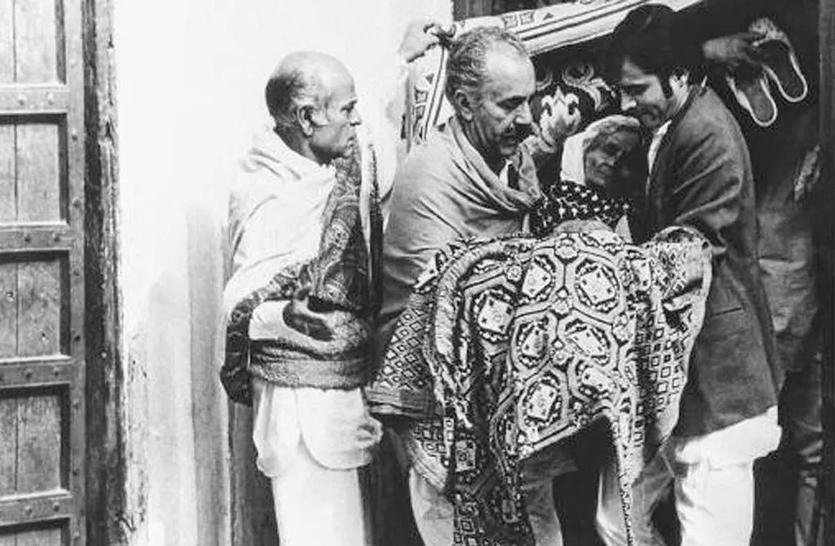 गर्म हवा (1973) का एक दृश्य, विभाजन के बाद के भारत की अनिश्चितताओं से जूझ रहे एक मुस्लिम परिवार का शांत लेकिन गहराई से प्रभावित करने वाला चित्रण है।