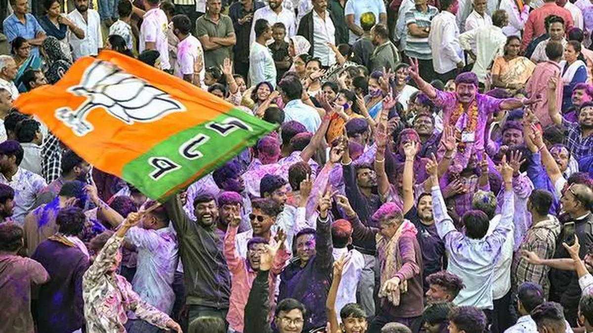 ग्रामीण महाराष्ट्र भाजप नेतृत्वाखालील महायुतीकडे ठामपणे झुकला