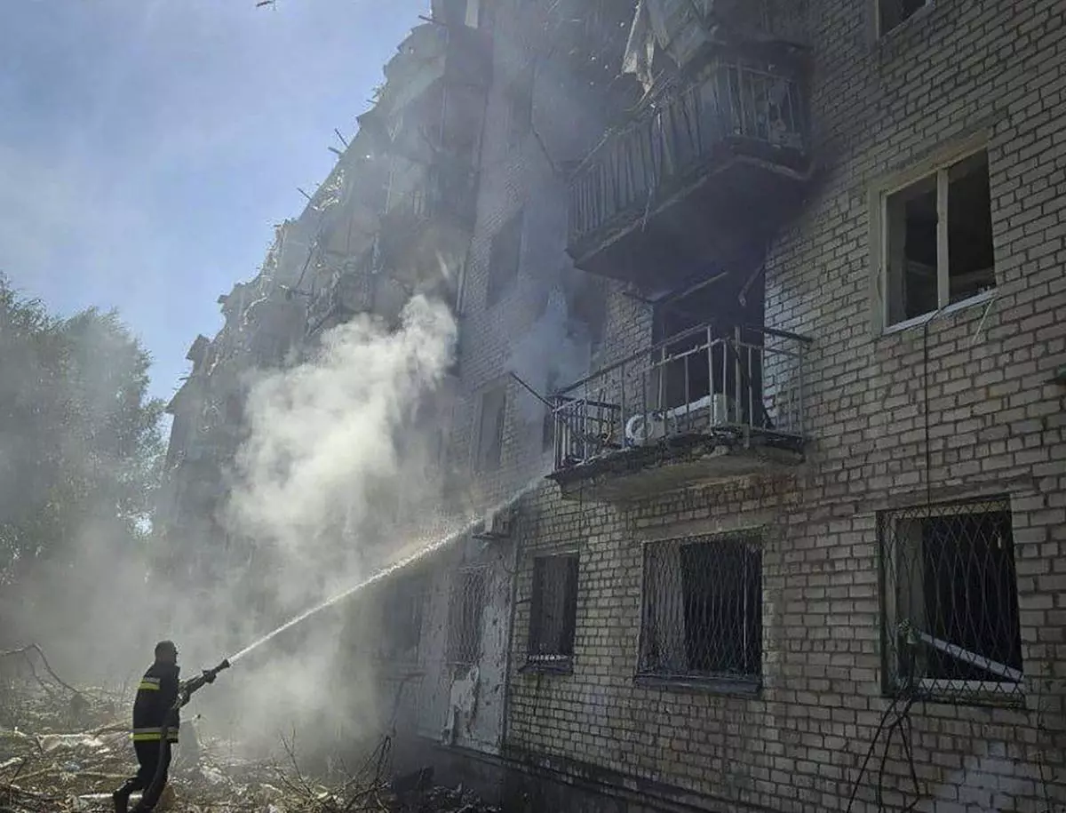 Los bomberos apagan un incendio tras un ataque con misiles rusos en Pavlograd, Ucrania, el 6 de septiembre de 2024.