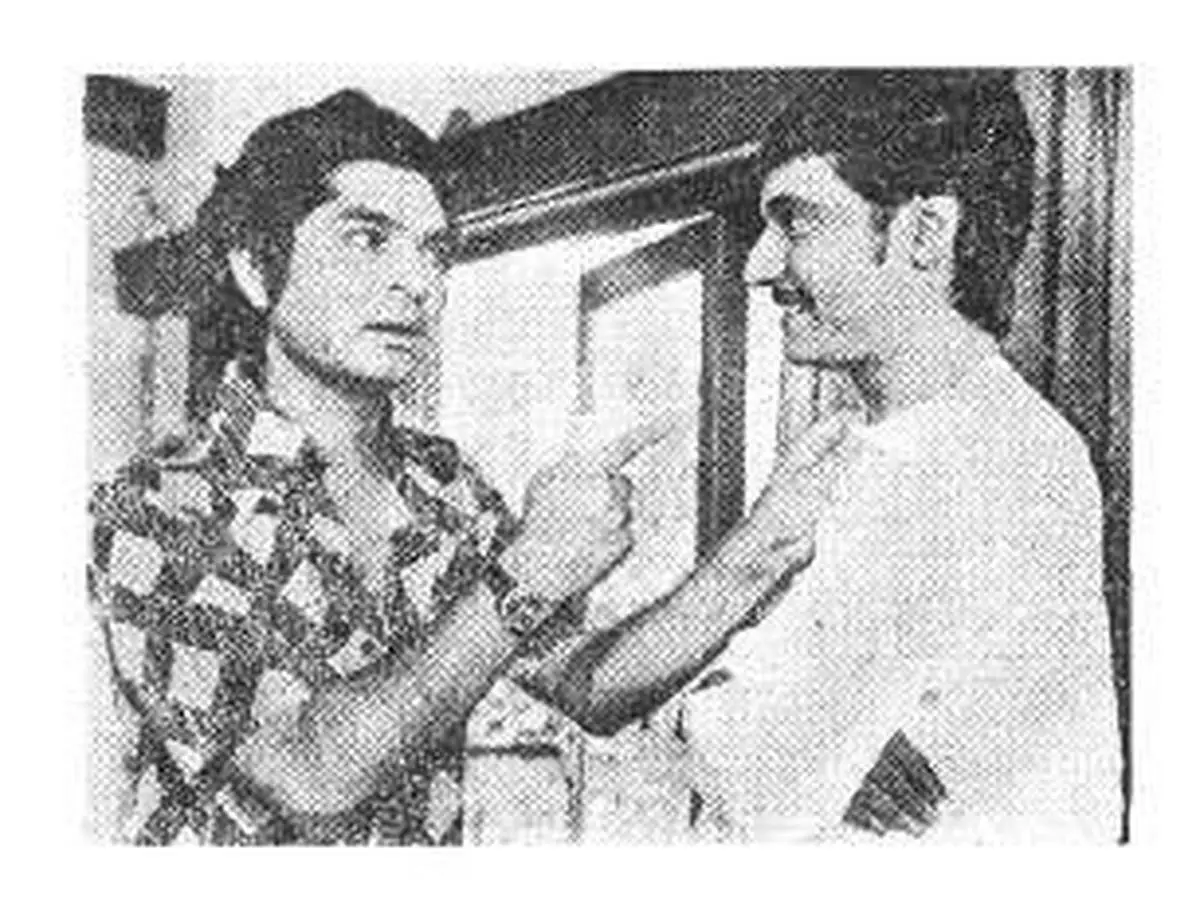 আশরানি (বাঁয়ে) এবং অমল পালেকর ছোট আলাপচারিতায়। বাসু চ্যাটার্জির নিজের ছবিতে, বিপরীতে সমস্ত উপস্থিতি সত্ত্বেও, আশরানি আমাদেরকে নিশ্চিত করেছেন যে তিনি অমল পালেকারের সম্ভাব্য রোমান্টিক প্রতিদ্বন্দ্বী হিসাবে চলচ্চিত্রের বিনোদনমূলক প্লটকে ন্যায্যতা দেওয়ার জন্য যথেষ্ট ভাল।