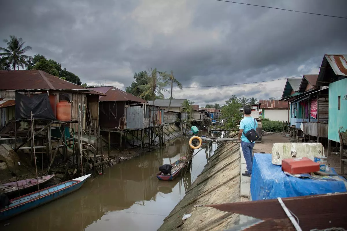 Pak Ambo’s home is Guntung, a small village in Bontang, East Kalimantan. The saltwater crocodile habitat lies about 2 kilometres from his house. His home is located near a narrow water canal that flows towards an inlet. This channel serves as the only water route to reach the mangrove forest, where Riska, the crocodile, can be sighted. 