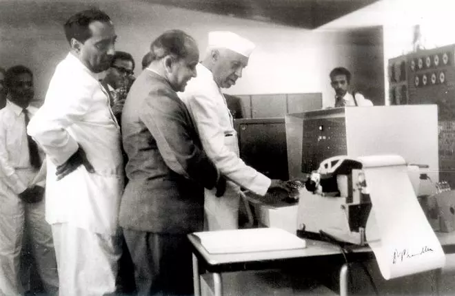 January 15, 1962: Homi Bhabha and D.Y. Phadke (centre)  showing Nehru the first TIFRAC.  