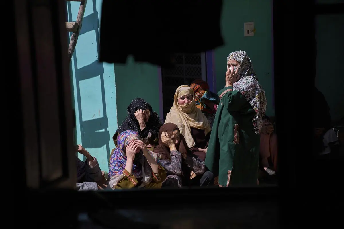 25 अप्रैल को पाहलगाम हमले में अधिकारियों का दावा करने वाले आसिफ शेख के घर के बाहर महिलाएं दुखी थीं। श्रीनगर के दक्षिण में ट्राल के मोनघामा गांव में घर को ध्वस्त कर दिया गया था। 25 अप्रैल को पाहलगाम हमले में अधिकारियों का दावा करने वाले आसिफ शेख के घर के बाहर महिलाएं दुखी थीं। श्रीनगर के दक्षिण में ट्राल के मोनघामा गांव में घर को ध्वस्त कर दिया गया था।