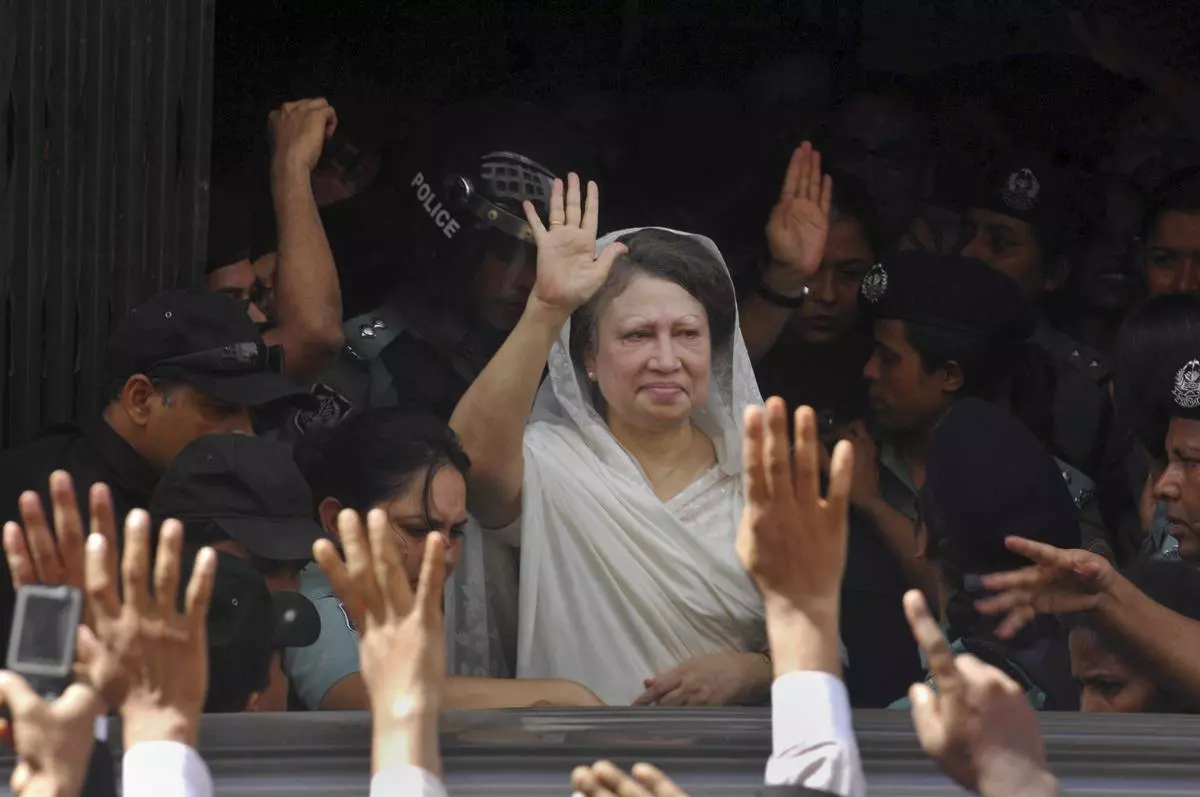 Khaleda Zia waves to supporters after she was arrested in Dhaka on September 3, 2007.