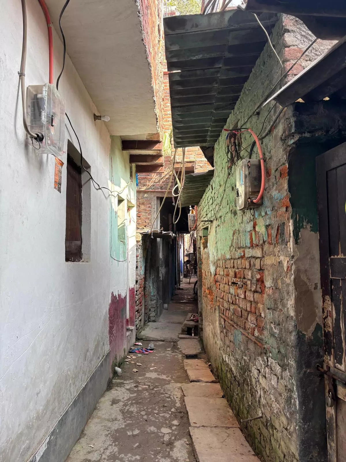 कालिंदी कुंज का क्षेत्र अनुचित सीवेज निपटान और अक्सर आग लगने की समस्याओं का सामना करता है, क्योंकि अधिकांश निवासी अर्ध-पक्के आवास में रहते हैं।