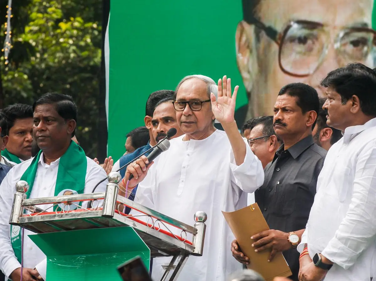 ओडिशा के पूर्व मुख्यमंत्री और बीजू जनता दल (बीजेडी) के अध्यक्ष नवीन पटनायक ने 6 जनवरी, 2025 को भुवनेश्वर में आवश्यक वस्तुओं की बढ़ती कीमतों पर एक विरोध प्रदर्शन को संबोधित किया।