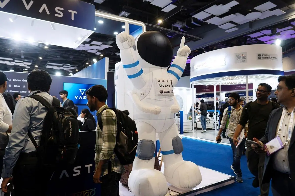 பிப்ரவரி 20, 2026 அன்று இந்தியாவின் புது டெல்லியில் நடந்த AI தாக்க உச்சி மாநாட்டில் Vast.AI பூத். இந்தியாவின் ஒப்பீட்டு நன்மை வரலாற்று ரீதியாக IT மற்றும் IT-இயக்கப்பட்ட சேவைகளை பெரிய அளவில் வழங்குவதில் உள்ளது.