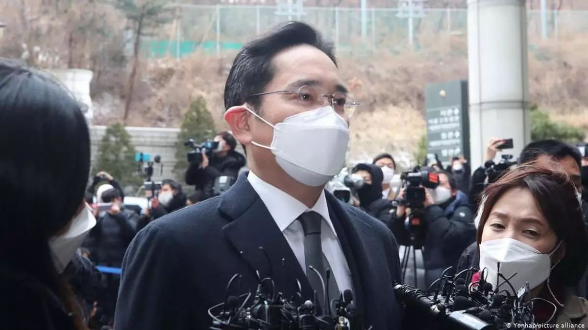 After 18 months in prison, Samsung de facto chief Lee Jae-yong to be released early on parole