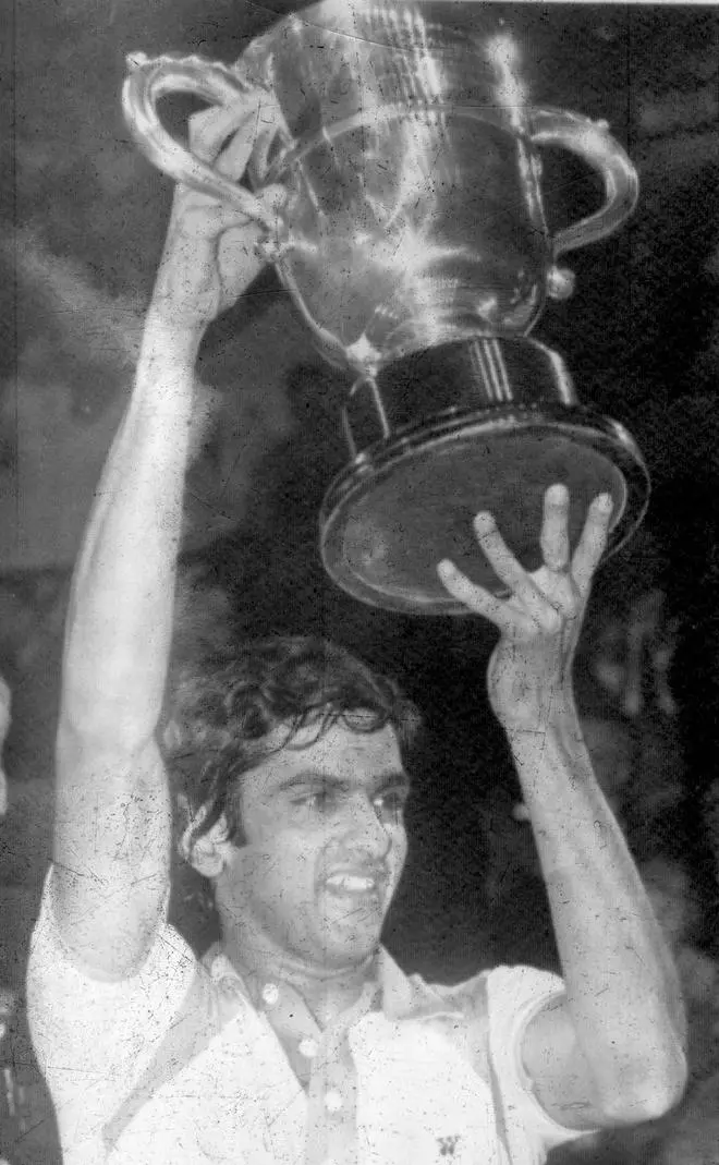 Prakash Padukone dengan trofi All England yang diraihnya setelah mengalahkan Liem Swie King dari Indonesia 15-3, 15-10 pada 23 Maret 1980.