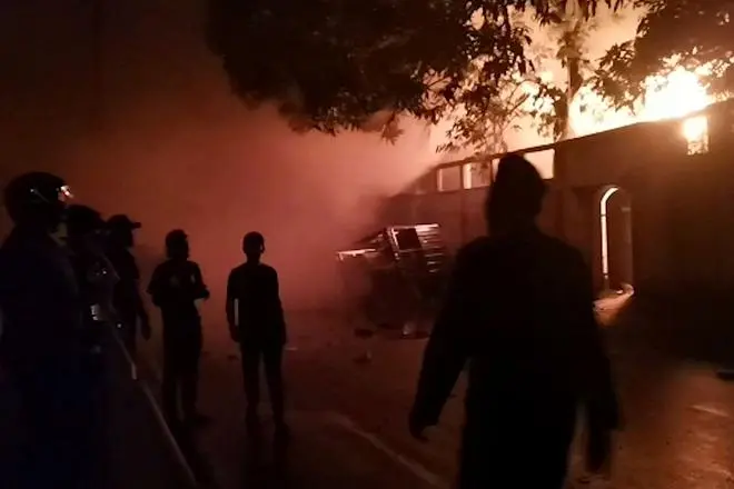 This screen grab taken from AFPTV footage on July 9, 2022 shows Sri Lankan Prime Minister’s house after it was set on fire, in Colombo on July 9. This screen grab taken from AFPTV footage on July 9, 2022 shows Sri Lankan Prime Minister’s house after it was set on fire, in Colombo on July 9.