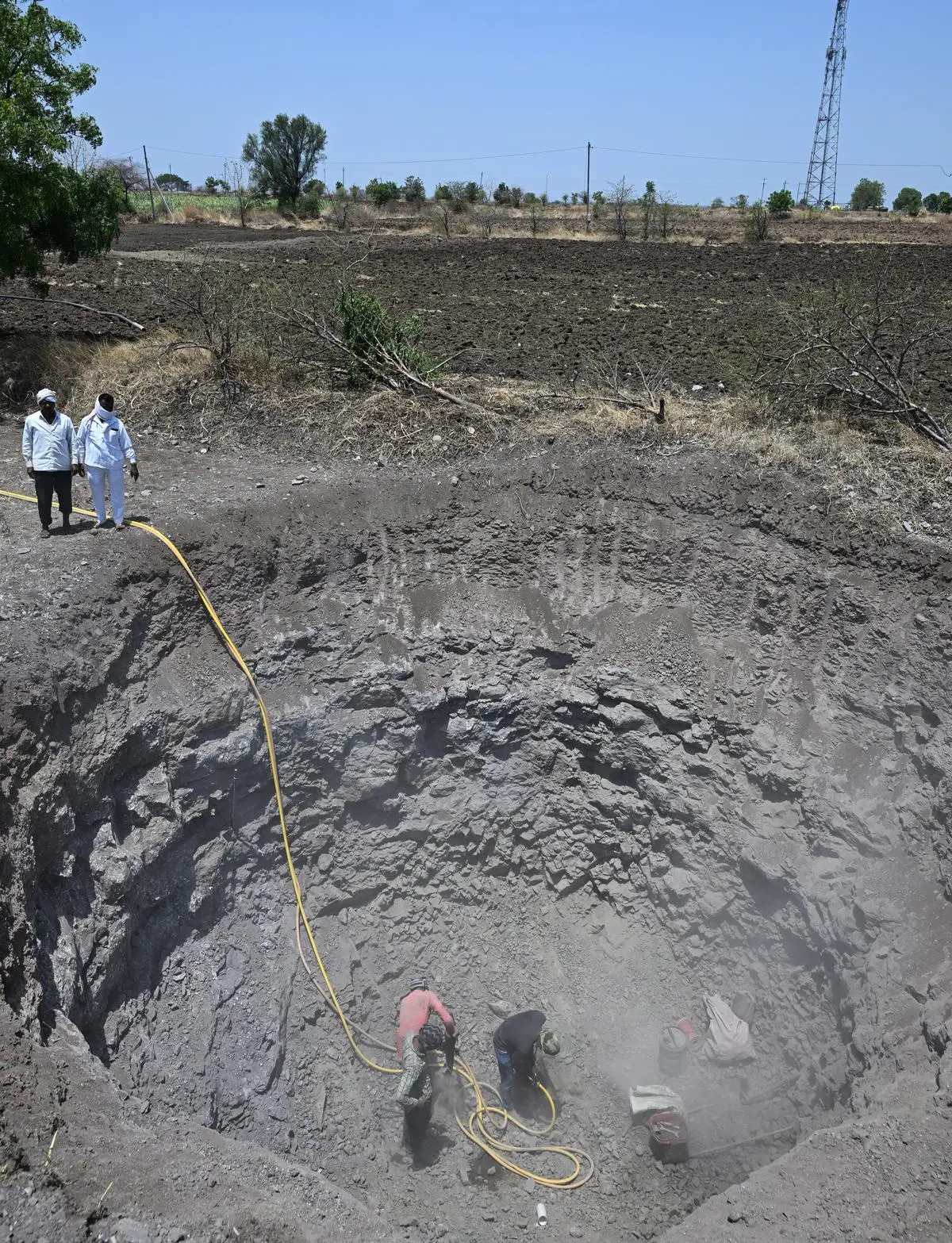 In the absence of irrigation schemes, many farmers are left with no choice but to dig bore wells and wells. Despite excavating as deep as 400 feet into the earth, a considerable number of farmers struggle to find sufficient water for their crops. 