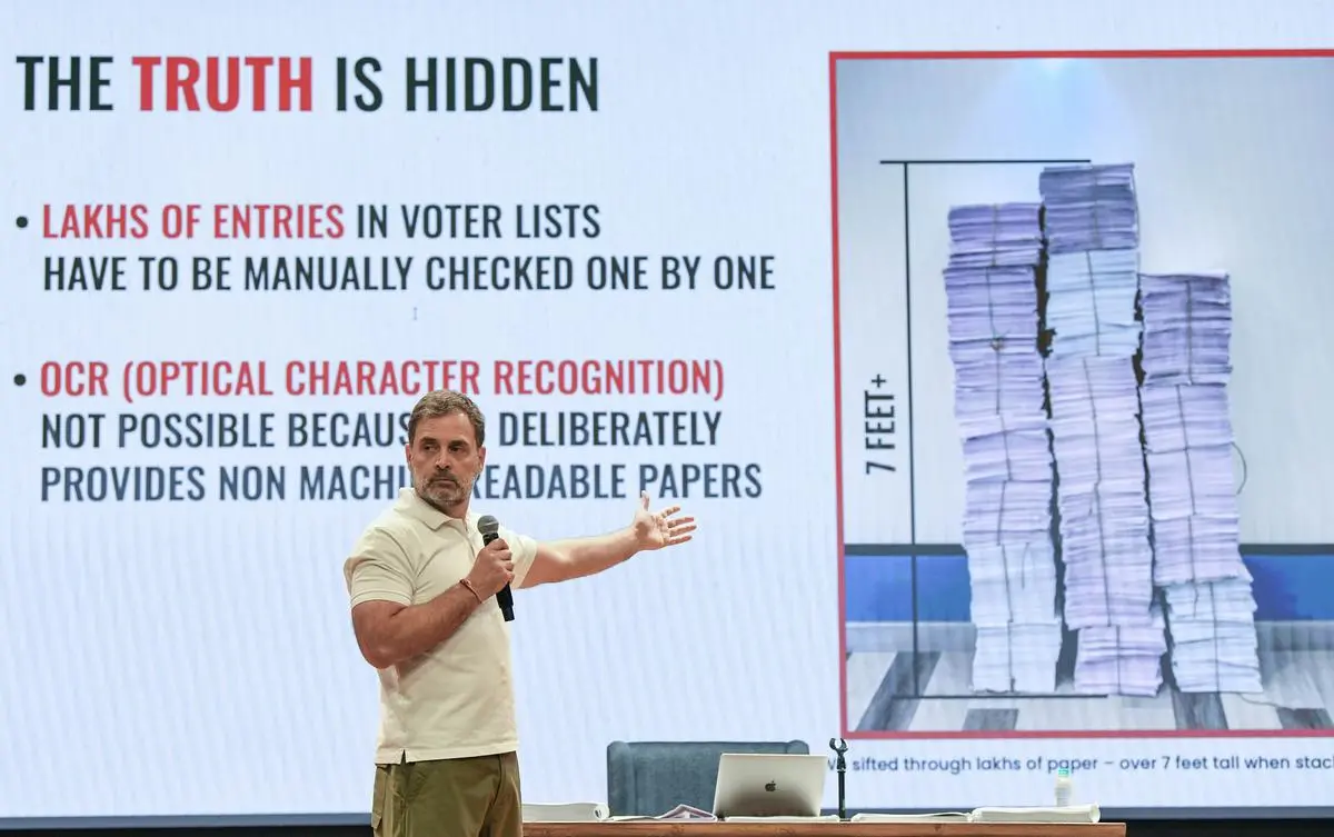 राहुल गांधी, कांग्रेस के सांसद और लोकसभा में विपक्ष के नेता, 7 अगस्त को नई दिल्ली में इंदिरा भवन में एक संवाददाता सम्मेलन को संबोधित करते हैं।