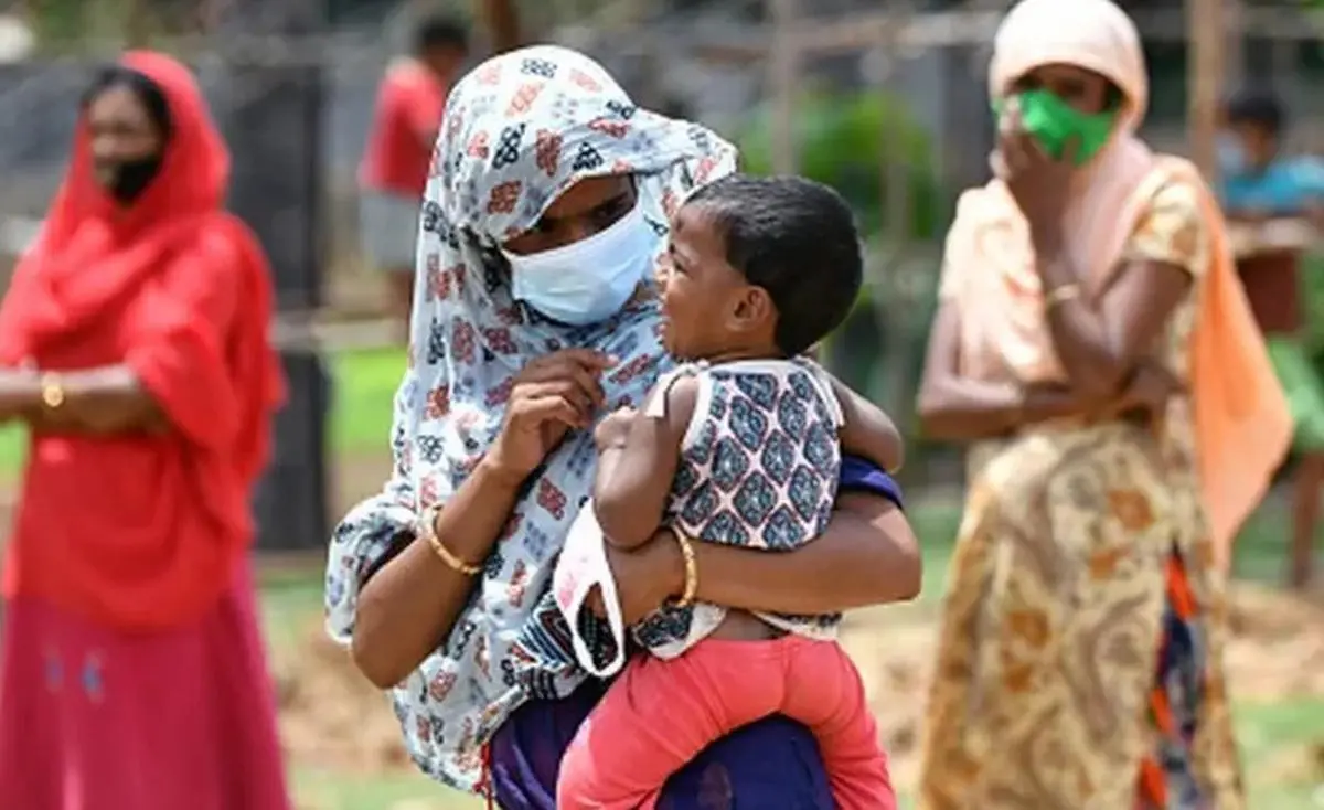 दिल्ली में रोहिंग्या शरणार्थी. दिल्ली के फुटेज और शरणार्थियों की गवाही के साथ, यह फिल्म औपचारिक दस्तावेजीकरण और सेवाओं तक पहुंच के बिना रहने की चुनौतियों पर प्रकाश डालती है।