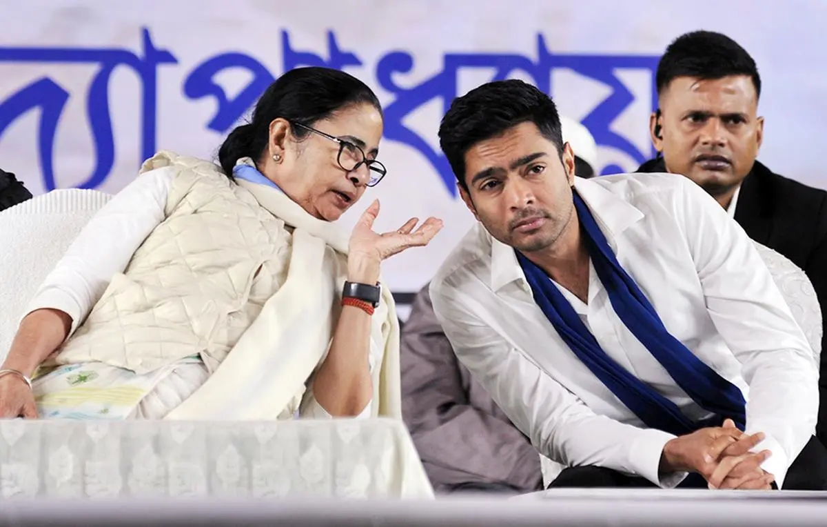 पश्चिम बंगाल के मुख्यमंत्री ममता बनर्जी और अभिषेक बनर्जी जनवरी, 2024 में कोलकाता में एक ऑल-फेथ रैली (सान्हति रैली) में भाग लेते हैं। पश्चिम बंगाल के मुख्यमंत्री ममता बनर्जी और अभिषेक बनर्जी जनवरी, 2024 में कोलकाता में एक ऑल-फेथ रैली (सान्हति रैली) में भाग लेते हैं।