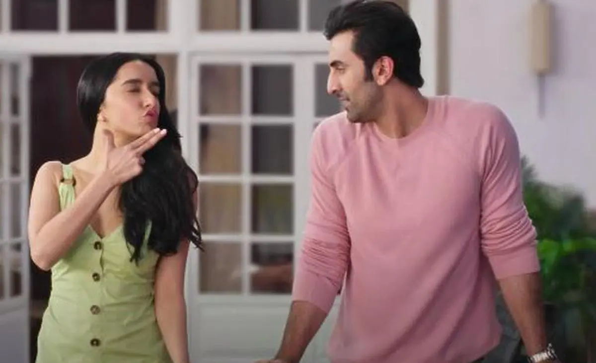 Shraddha Kapoor and Ranbir Kapoor in a still from Tu Jhoothi Main Makkaar.